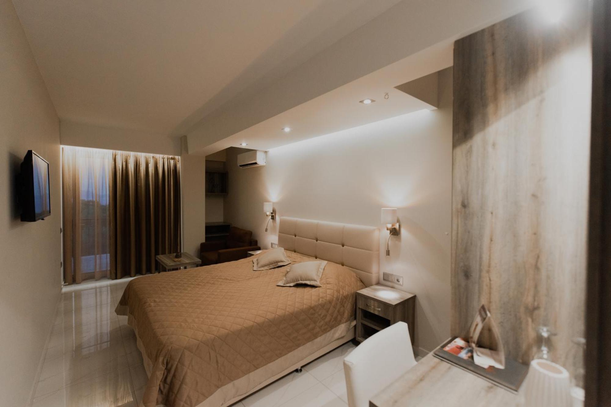Akron Luxury Holidays מלון