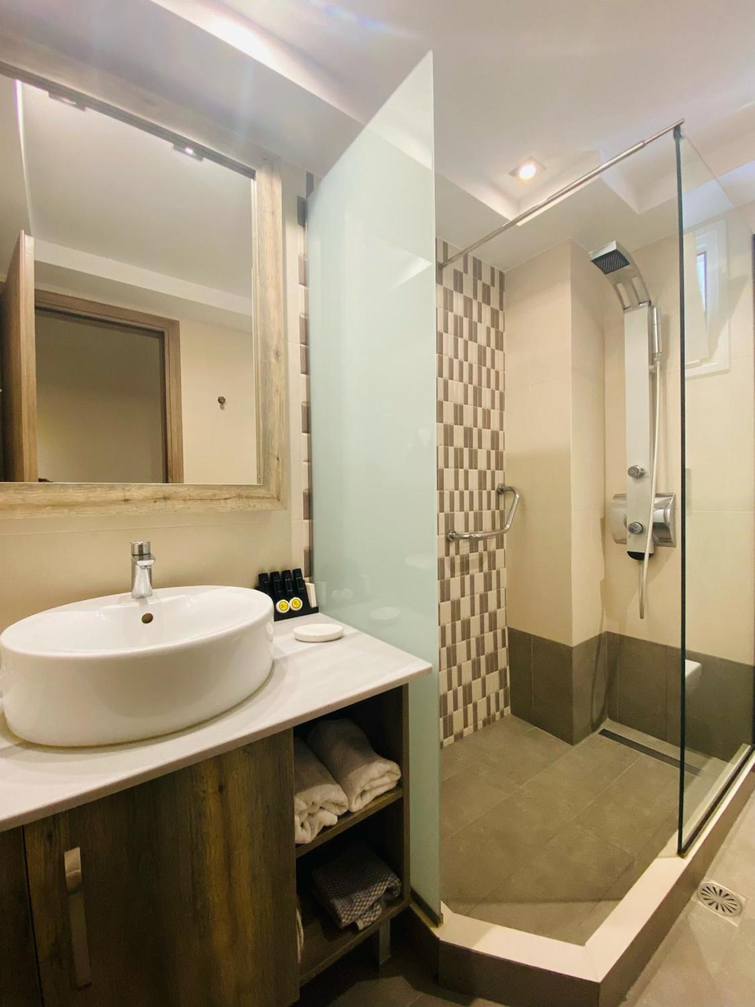 מלון Akron Luxury Holidays 2*